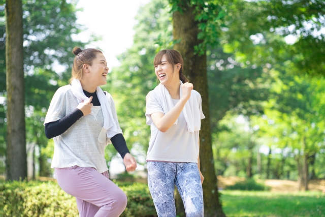 姿勢よく歩く女性のイメージ
